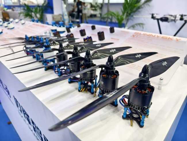 碳纖維熱壓機在無人機制造中的優勢